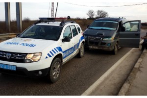 Sürücüsünün ‘dur’ ihtarına uymadığı minibüsten 3 kaçak göçmen çıktı