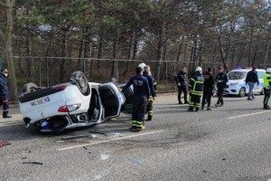 Takla atan otomobilin sürücüsü yaralandı