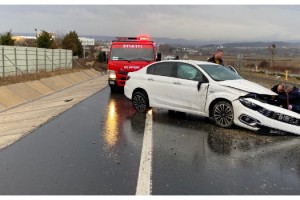 Yağış nedeniyle kayganlaşan yolda refüje çarptı