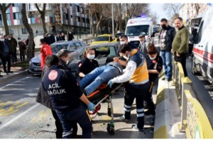 Yayalara yol vermek için duran otomobile arkadan gelen araç çarptı: 2 yaralı