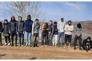 Yunan güvenlik güçleri, darbettiği 14 göçmeni Türkiye'ye itti