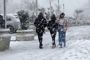 Çorlu'da aniden başlayan kar, ilçeyi beyaza bürüdü