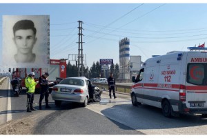 Hatalı dönüş yapan otomobil minibüsle çarpıştı; sürücü yaralandı, oğlu öldü