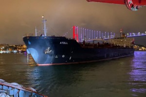 İstanbul boğazı'nda dümeni kitlenen gemi korku dolu anlara neden oldu