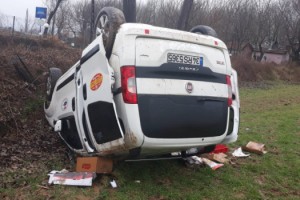 Keşan’da yoldan çıkan araç takla attı: 3 yaralı