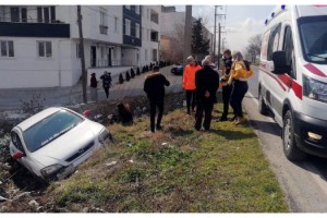 Kontrolden çıkan otomobil, kanala düştü
