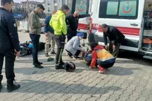 Minibüse çarpan motosiklet sürücüsü yaralandı