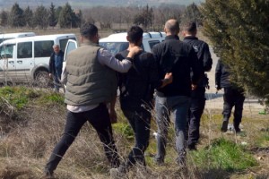 Polisten kaçan hırsızlık şüphelisi tarlada yakalandı