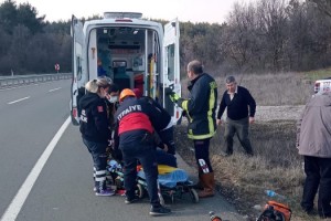 Refüje çarpıp yoldan çıkan otomobilin sürücüsü yaralandı