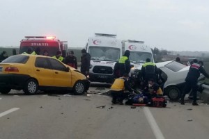 Taksi ile otomobil kafa kafaya çarpıştı: 1 ölü, 2 yaralı