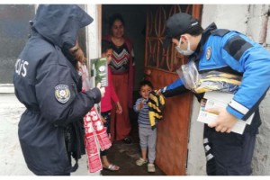 Toplum destekli polisler, çocukları hediyelerle sevindirdi
