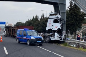 Üst geçidin ayağına çarpan TIR'ın şoförü öldü; kaza kamerada