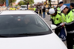 Edirne'de, bayram öncesi trafikte 'kemer' uygulaması yapıldı