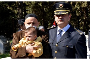 Emniyet müdürü, şehit oğlu Yağız'a kucağındayken öptüğü rozetini verdi