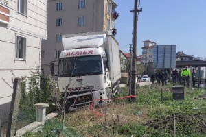Kontrolden çıkıp bahçe duvarına çarpan kamyonun sürücüsü yaralandı