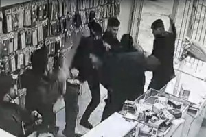 Müşteri ile telefoncunun sopalı kavgası kamerada