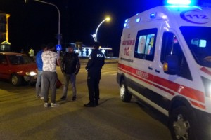 Ticari taksi ile otomobil çarpıştı, anne ve kızı yaralandı