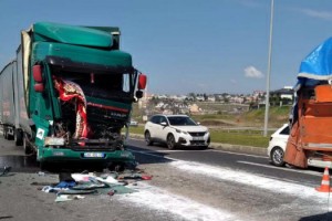 TIR, kırmızı ışıkta bekleyen araçlara çaptı: 1 yaralı