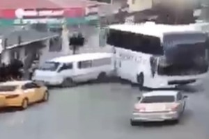 Yolcu otobüsünün sürüklediği otomobil, yayaya çarptı: 2 yaralı