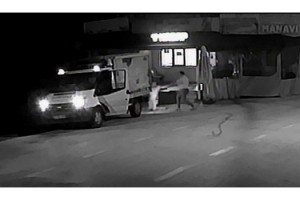 Arkadaşını başına piknik tüpüyle vurarak ağır yaraladı