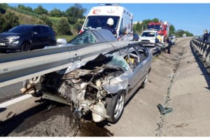 Bariyerlerin arasına sıkışan otomobilin sürücüsü yaralandı