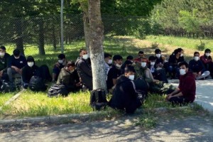 Bulgaristan'da darbedilen 27 kaçak göçmen Türkiye'ye itildi