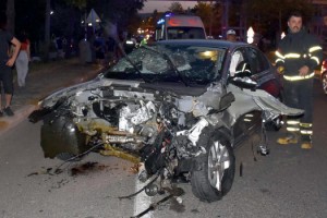 Direğe çarpan otomobilin motoru yerinden fırladı: 6 yaralı