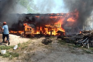 Kırklareli’de yangın çıkan ahır kullanılamaz hale geldi