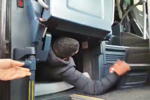 Otobüsün 1 metrekarelik dolabından 3 kaçak göçmen çıktı