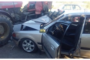 Otomobil traktöre çarptı: 5 yaralı