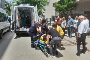 Otomobilin çarptığı anne ve oğlu yaralandı