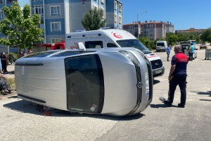 Otomobille hafif ticari araç çarpıştı: 2 yaralı