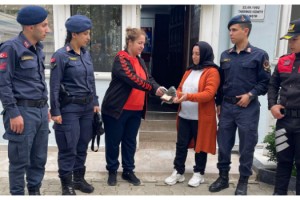 Plajda bulduğu para dolu çantayı sahibine teslim etti