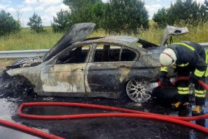 Seyir halinde yanan otomobil kullanılamaz hale geldi