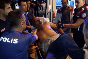 Silahla kayınpederinin evini basan damat ve babasına meydan dayağı