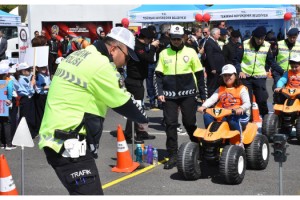 Tekirdağ'da eğitimi tamamlayan öğrenciler 'trafik dedektifi' oldu