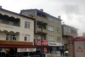 Tekirdağ’da sağanak; bina çatısına yıldırım düştü