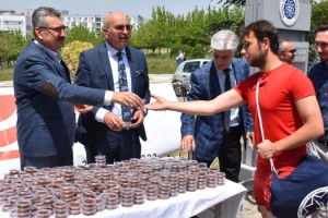 Tekirdağ'da üniversite öğrencilerine Hayrabolu tatlısı dağıtıldı