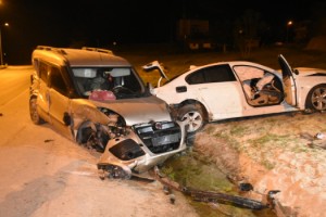 Ticari araç otomobille çarpıştı: 4 yaralı