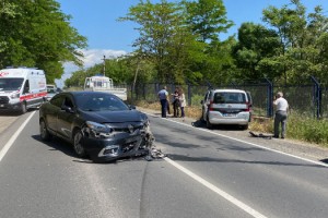 Uçan evrakı yakalamak isteyince kaza yaptı; anne ile 3 çocuğu yaralandı
