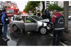 Aydınlatma direğine çarpan otomobilin sürücüsü öldü