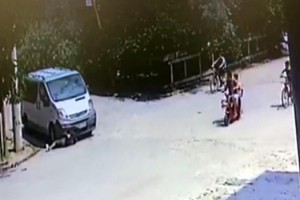 Batuhan'ın minibüsün altında kaldığı kaza kamerada