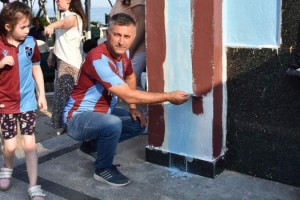 Fanatik çeşme, bordo-mavi renklere boyandı