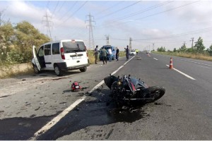 Hafif ticari araçla çarpışan motosiklet sürücüsü ağır yaralandı