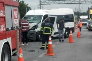 İşçi servis midibüsü ile minibüs çarpıştı: 11 yaralı
