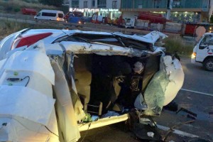 Kamyona çarpan otomobilde erkek hemşire öldü, 3 kişi yaralandı