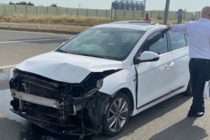 Kavşakta iki araç çarpıştı: 3 yaralı