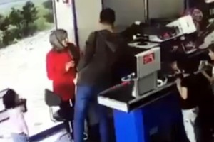 Markette silahlı soygun kamerada