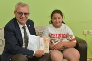 Öğrencilere karne hediyesi olarak sokak hayvanları sahiplendirildi