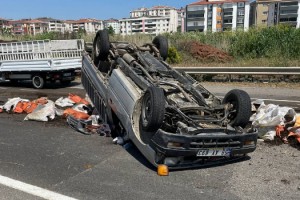 Tekirdağ'da gübre yüklü kamyonet takla attı: 3 yaralı